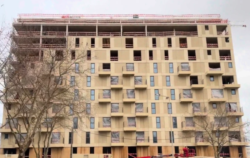 Montagem da fachada pré-fabricada